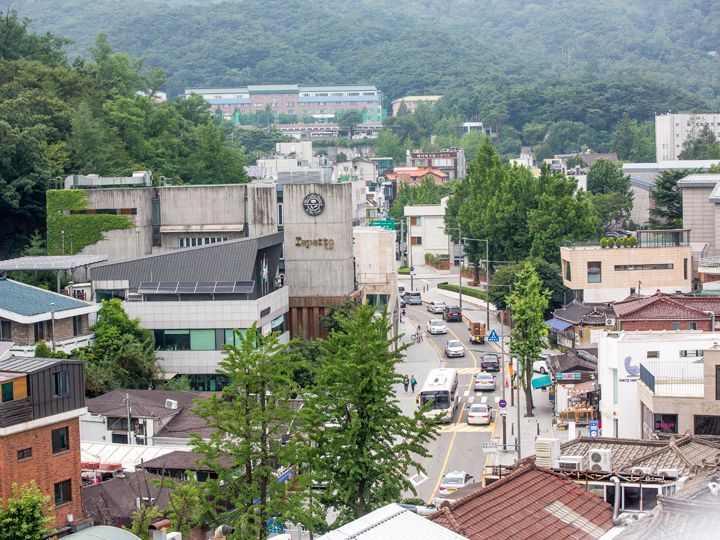 丘の上からはメインストリートもご覧の通り