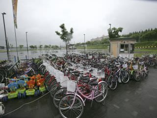 レンタル自転車は公園の定番遊び道具 ※写真は以前のものです