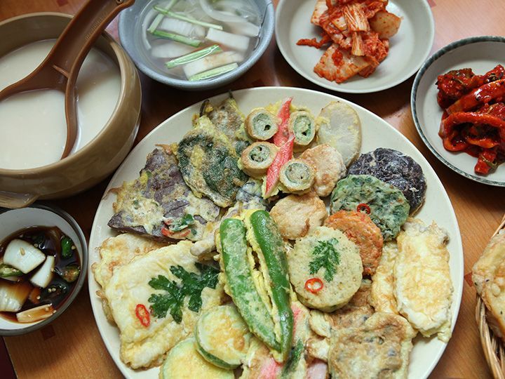 ジョン
野菜や魚に衣を付けて焼いたチヂミ。旧正月(ソルラル)や秋夕(チュソク)の祭祀の膳にものぼるおかずで、油の香ばしさがマッコリと相性抜群です。