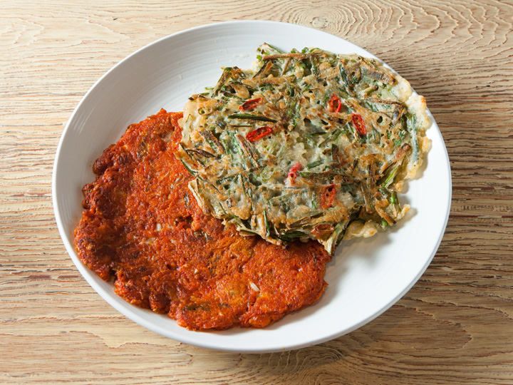 チヂミ
韓国風お好み焼きとして知られるチヂミはキムチ、海鮮など味のバリエーションも豊かで、マッコリによく合う料理の代表格と言えます。