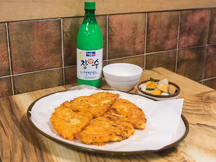 ピンデトッ
緑豆をすりつぶしたものをタネにして揚げ焼きにするチヂミ。居酒屋や市場でのおつまみメニューとして人気で、マッコリの清涼感にぴったりです。