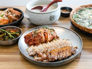 ポッサム
ゆでた豚肉をキムチや白菜と一緒に食べるポッサム。マッコリと一緒に口に含むと色々な味が溶け合い豚肉の旨味が引き立つと言われています。