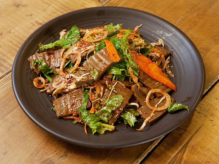 トトリムッ
どんぐりのでんぷんをゼリー状に固めたトトリムッはどんぐりの風味とピリ辛味のタレがマッコリの爽快な味にぴったり。軽い食感なので2次会の酒の肴に最適です。