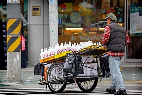 リヤカーでマッコリを売る昔ながらのスタイル