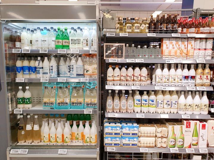 スーパーのマッコリ売り場には常温・冷蔵と分かれています