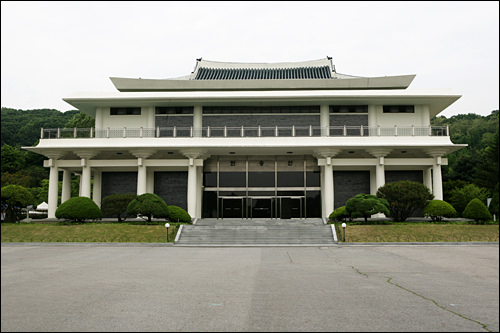 顕忠館(映画施設)
安葬式(埋葬の儀式)や告別式が行われる施設。(儀式のない日は顕忠館の紹介映画や護国教育映画を上映)