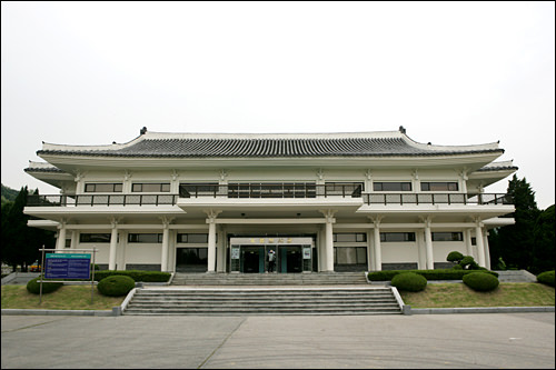 遺品展示館
顕忠院に埋葬された78人の遺品約1,300点を展示している施設。