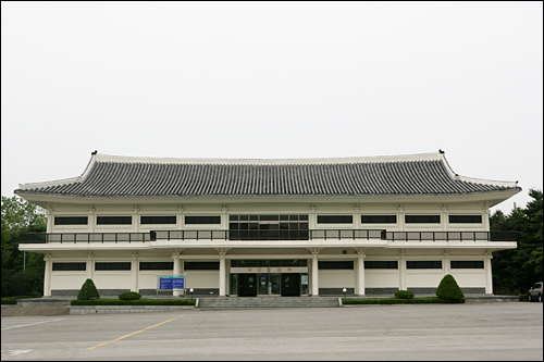 写真展示館
写真と映像によって朝鮮民族の受難の歴史や戦没者の活動の様子を紹介している施設。