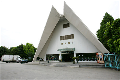 正門入って左側にある売店「遺族の憩いの場」