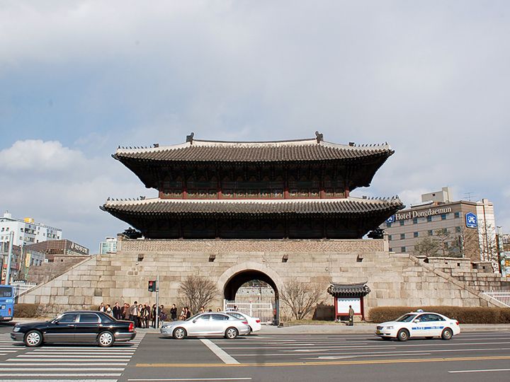 東大門駅9番出口を出たところからは、威風堂々たる正面を背景に写真を撮れます。横断歩道を渡って門まで近づくこともできます。