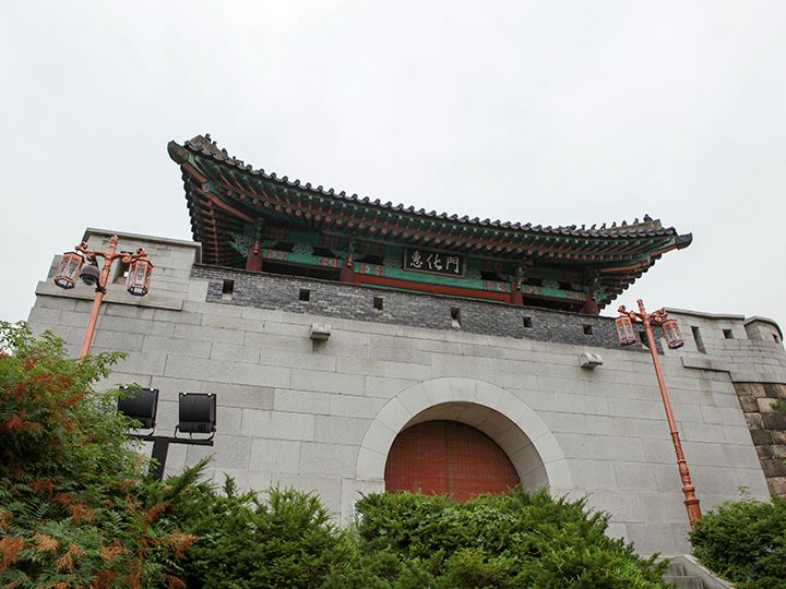 地下鉄4号線漢城大入口駅5番出口の近くにある惠化門。
地下鉄恵化駅の名前の由来にも。