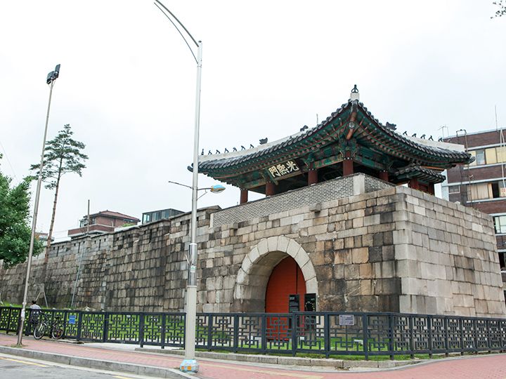 地下鉄2・4・5号線東大門歴史文化公園駅3番出口を出ると、正面に光熙門が見えます。