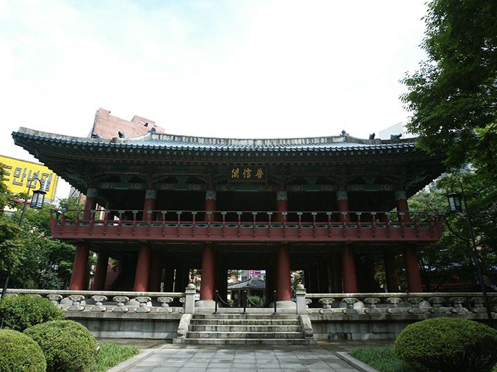 現在もソウルの中心部に建つ
普信閣(ポシンガッ)に「信」の文字が
割り当てられました。