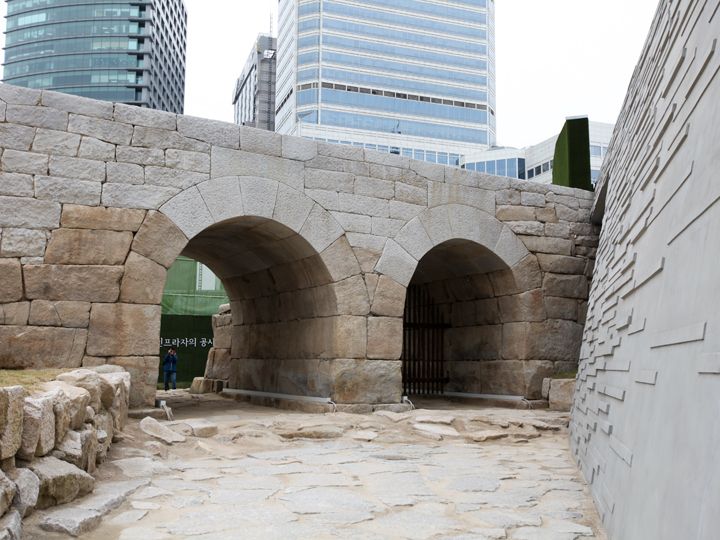 「東大門歴史文化公園」内に復元された
「二間水門」