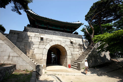 北岳山(プガッサン)に佇む粛靖門。
「智」の代わりに「靖」の文字が
採用されました。