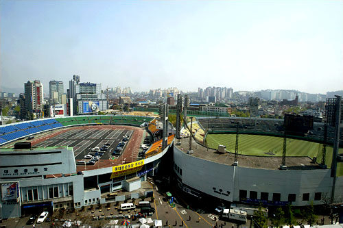 野球をはじめ各種スポーツが行われた「東大門運動場」