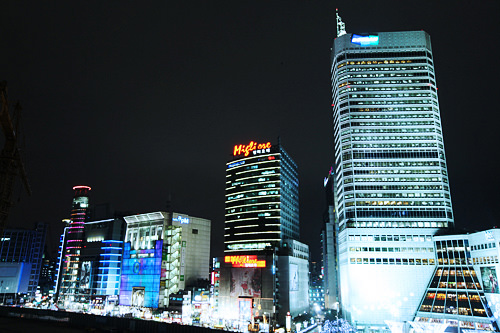 東大門の夜を彩るファッションビル群の光り