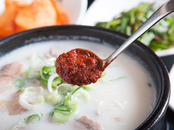 テジクッパは薬味を入れれば辛味も楽しめます