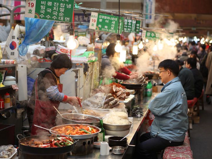 市場のアジュンマとの会話も楽しみのひとつ
