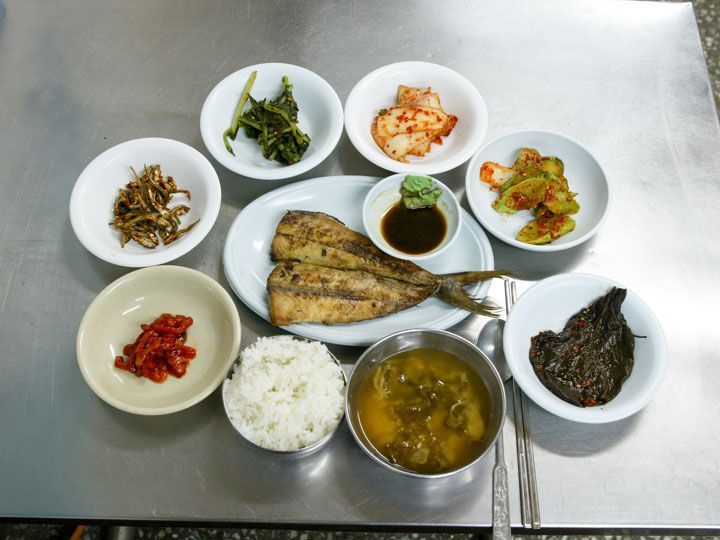 焼き魚はサバやサワラが定番メニュー(写真はサワラ)