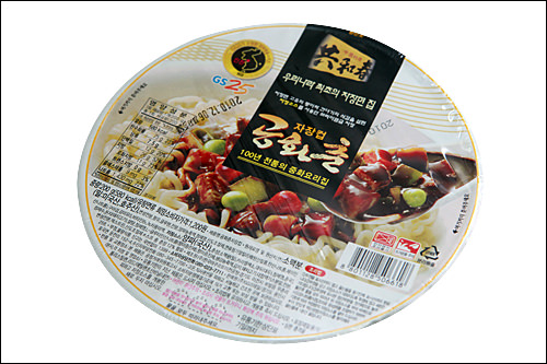 「共和春チャジャンカップ」
1,200ウォン
仁川の老舗中華店の味を再現!チャジャン麺とチャンポンの2種類で袋麺もあり。