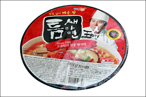 「トゥムセラミョン 王カップ」
1,000ウォン
人気激辛ラーメンチェーン「トゥムセラミョン」とのコラボ商品。激辛スープはクセになるお味!?