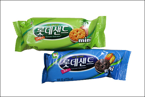 ミニお菓子
(上:ロッテサンド、下:カムトゥ)
200ウォン~
箱入りお菓子をミニサイズにしたセブンイレブン限定仕様のお菓子。かさばらずお手軽!