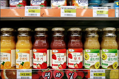 「新鮮な果物まるごと」
2,500ウォン
生果物ジュースもセブンイレブンで!果実たっぷりの濃厚なジュースは、旅行中の果物摂取にも使える。