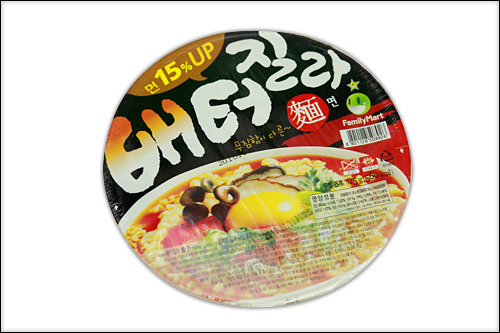 「ペ トジルラ ミョン(麺)」
990ウォン
15%増量!お腹がはちきれそうになるラーメンという
意味のネーミングもインパクト大。