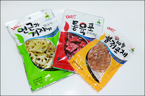 【CU】
左からカラシレンコンスナック、カットビーフジャーキー、干しカワハギの辛いにんにく風味※パッケージは以前のものです
