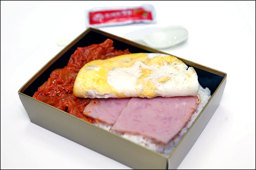 【GS25】
キムチ&目玉焼きは懐かしの組み合わせ「思い出のお弁当」(2,200ウォン)