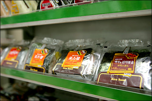 【7-ELEVEN】
ボリューム満点の「炭火焼き風味噌ダレ肉&キムチ炒めライスサンド」(右1,500ウォン)