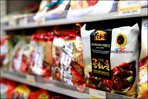 インスタント麺もバラ売りが基本。
