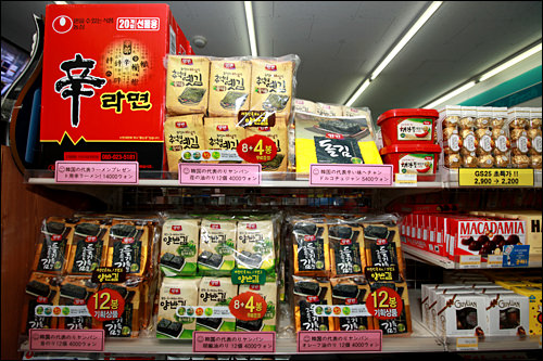 韓国海苔のセット
4,000~6,000ウォン
観光地のコンビニでは、韓国みやげの定番・海苔もセット売りしていることが。