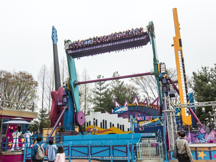 「ダブルロックスピン」(アメリカンアドベンチャー)
360度回転しながら20メートルの高さまで