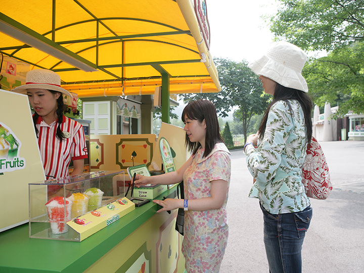 ジューススタンドなどで、こまめに水分補給を