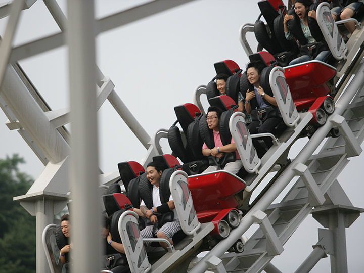 「ローリングエックストレイン」(アメリカンアドベンチャー)360度回転!スピード感がたまらないジェットコースター