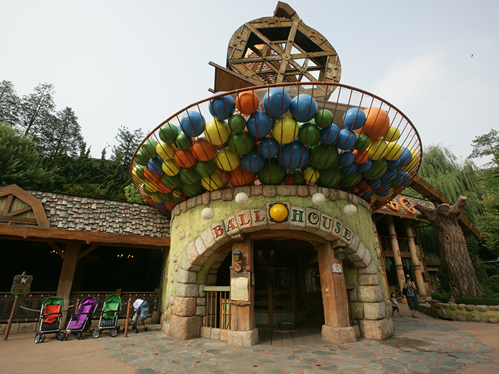 「ボールハウス」は身長制限105~125センチ(マジックランド)