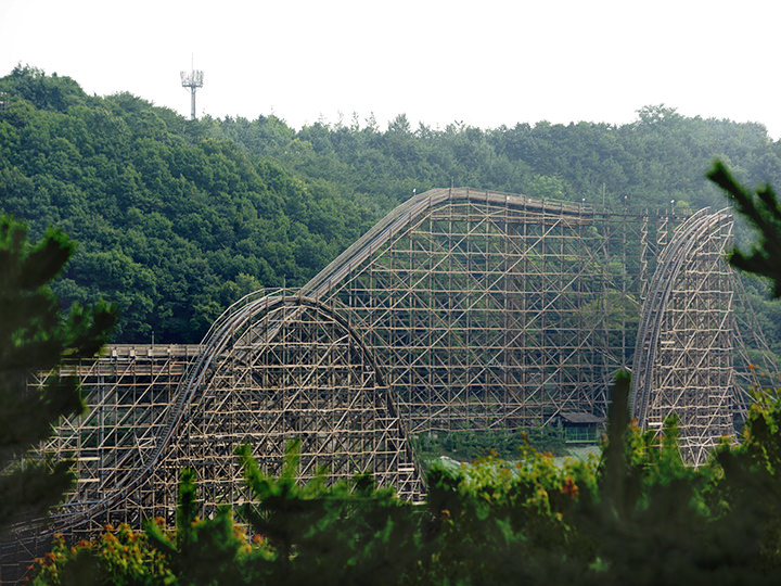 高さ56m、長さ1,641m、最高速度104km/h、最大傾斜77度、 身長制限130~195センチ