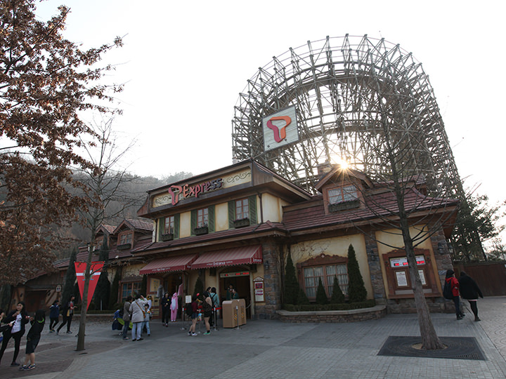 人気アトラクションのため、待ち時間を想定しておこう