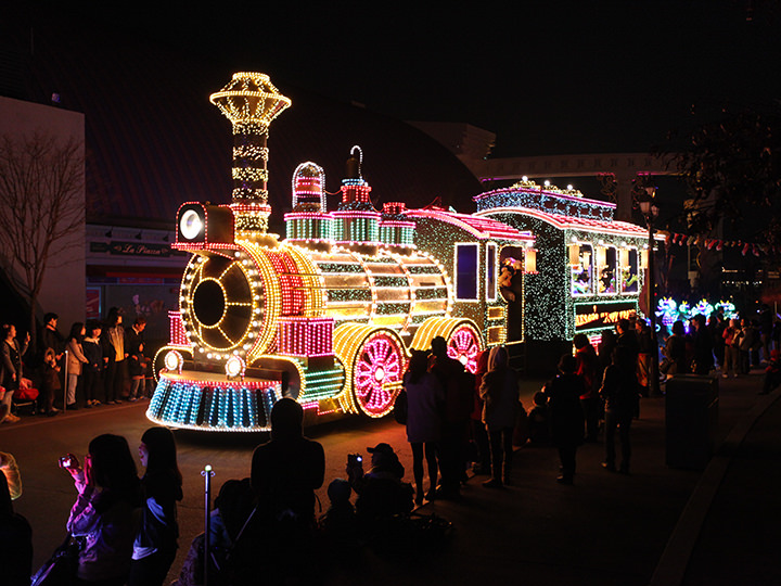 夜のムーンライトパレードは幻想的
©エバーランド