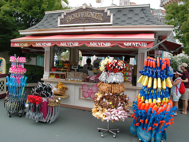 カチューシャなどを販売するワゴン