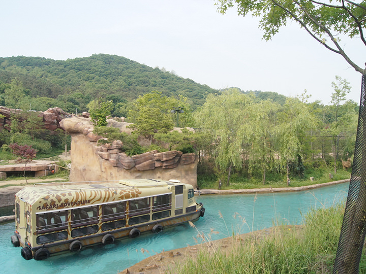 わくわくする水陸両用車
©エバーランド