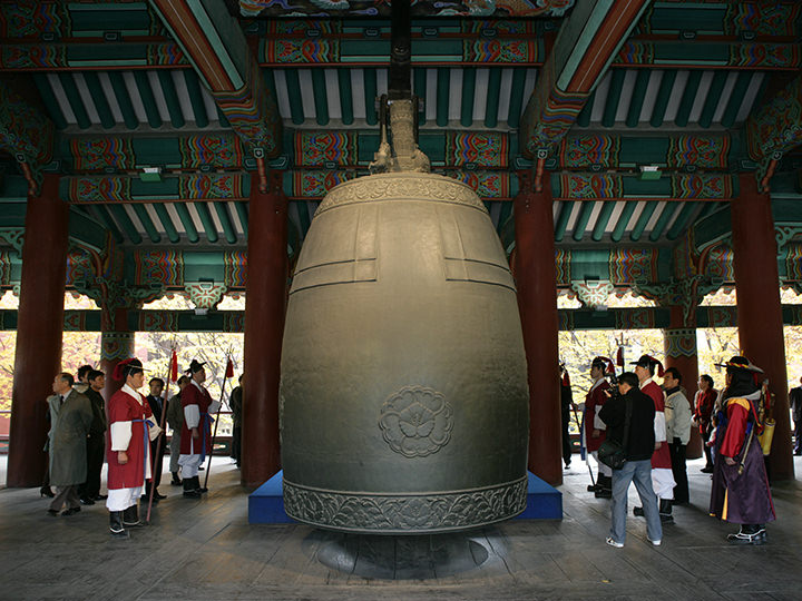 現在の鐘は国民からの寄付で作られた