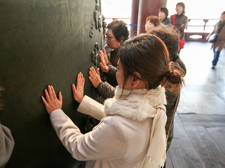 実際に触って、鐘の響きを感じます