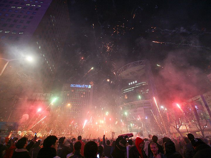 0時の瞬間、光と音がソウルの空を彩る