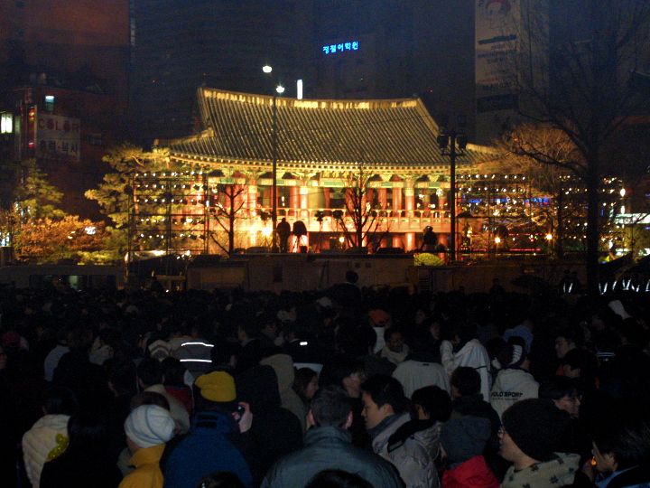 人でごった返す大晦日の「普信閣」前