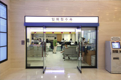 新館1階の院務科(入退院の手続き)