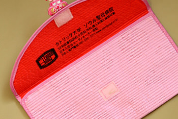 訪問者にはオリジナル小物入れを進呈