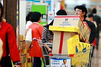 大量購入するお客さんの姿も